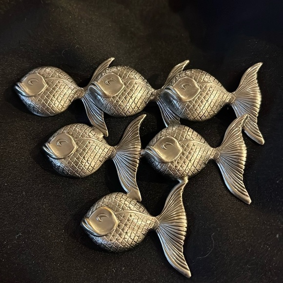 Artisan Pewter Metal School of Fish Brooch - Picture 1 of 9